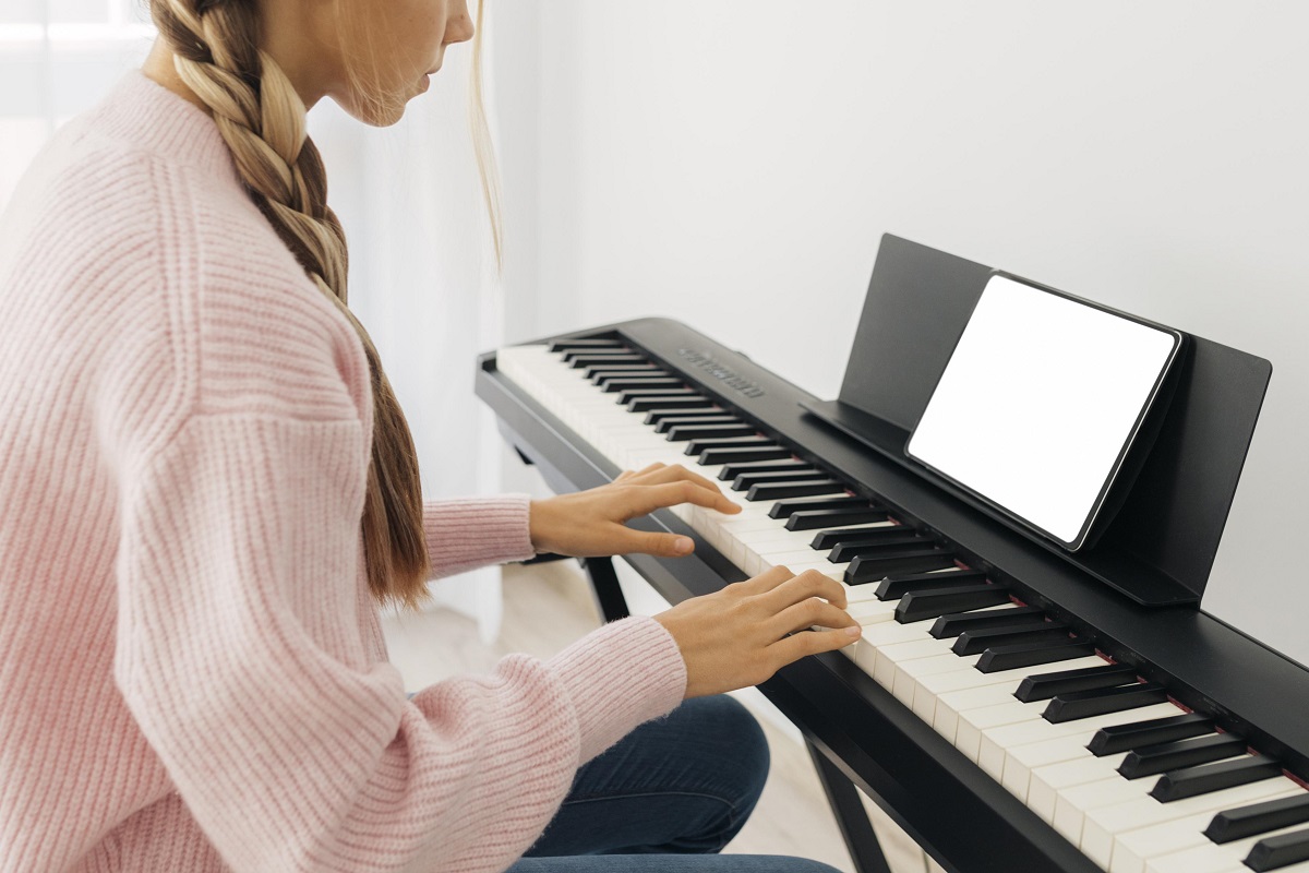 Pianos digitais para iniciantes: como começar a tocar sem erros?