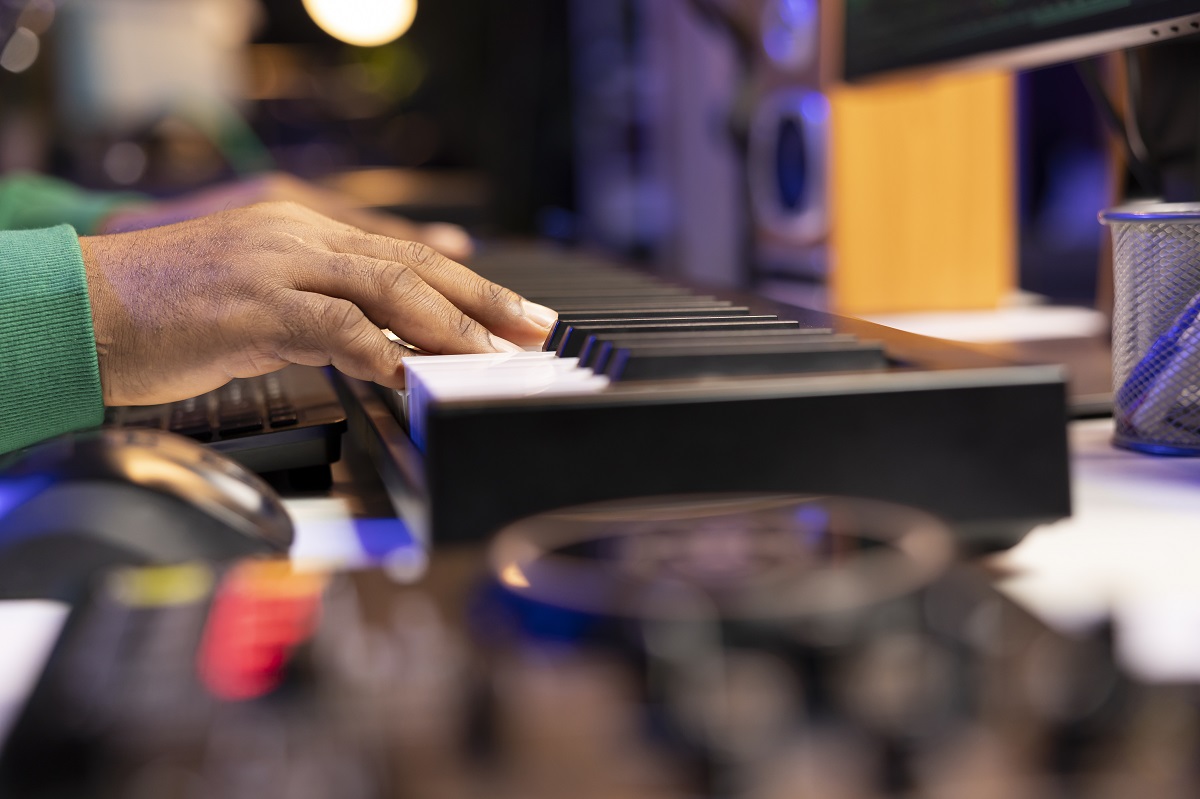 Produtor musical tocando piano